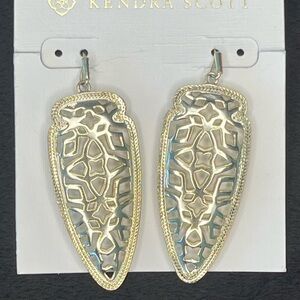 NWOT Kendra Scott gold mesh earrings.